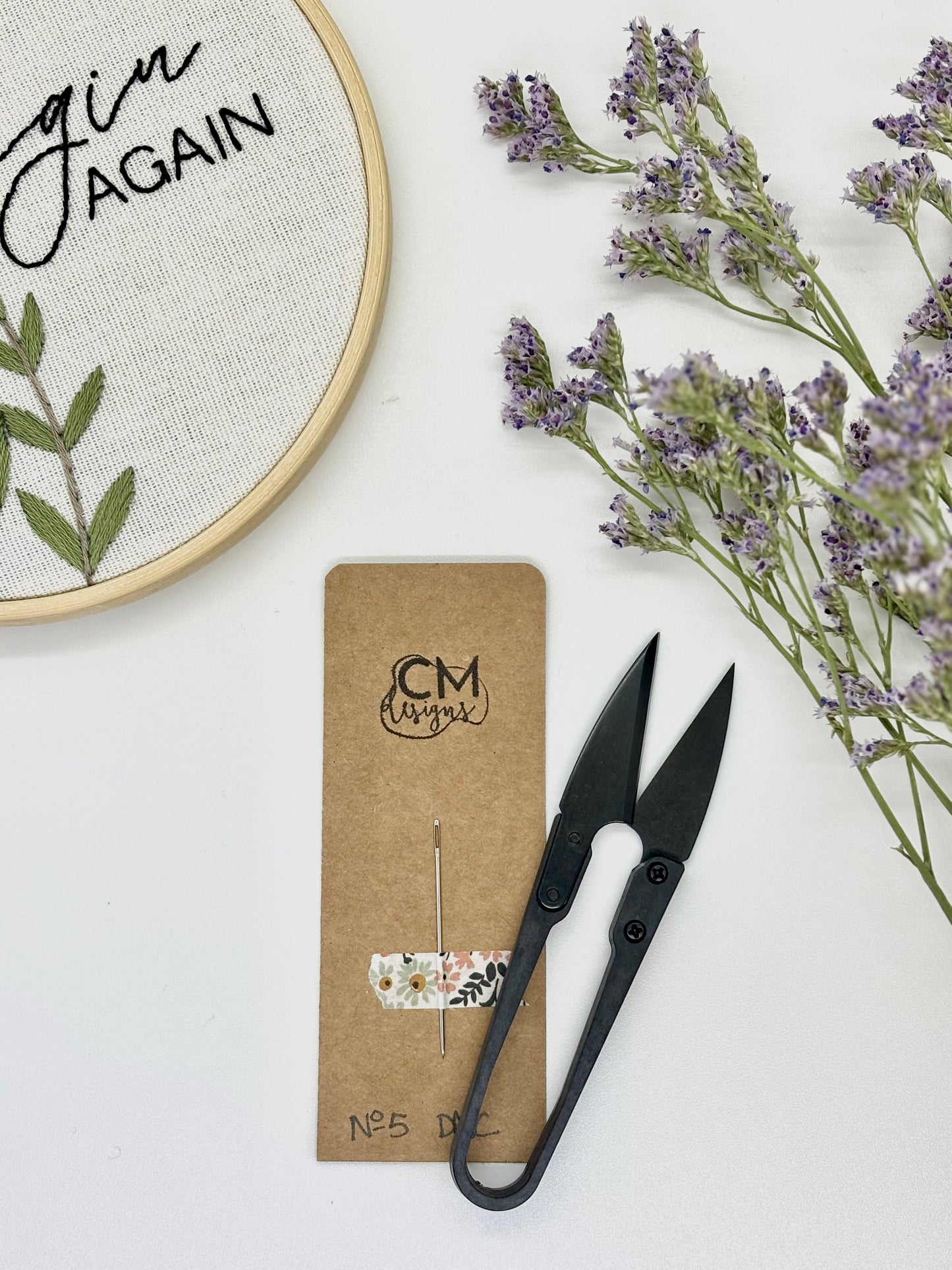 Kit de bordado con aguja DMC número 5 y tijeras para cortar hilos