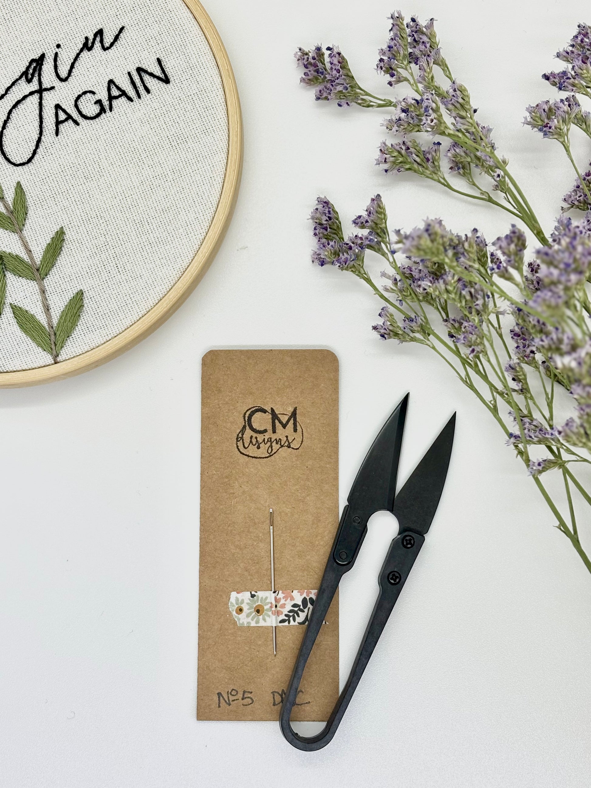 Kit de bordado con aguja DMC número 5 y tijeras para cortar hilos