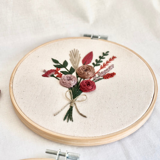 Kit de bordado para principiantes con todo el material. Aprende a bordar sin complicaciones con un kit con video tutoriales con el que aprenderás 15 puntadas de bordado y podrás practicar en un patrón de bordado floral