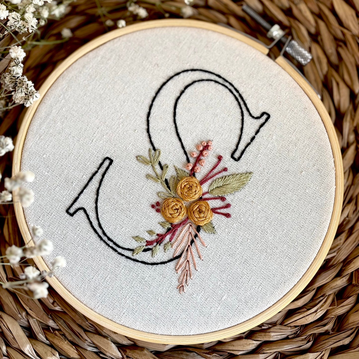 Iniciales bordadas artesanalmente en bastidor de madera. Perfectas para regalar en nacimientos, eventos y decorar espacios únicos.