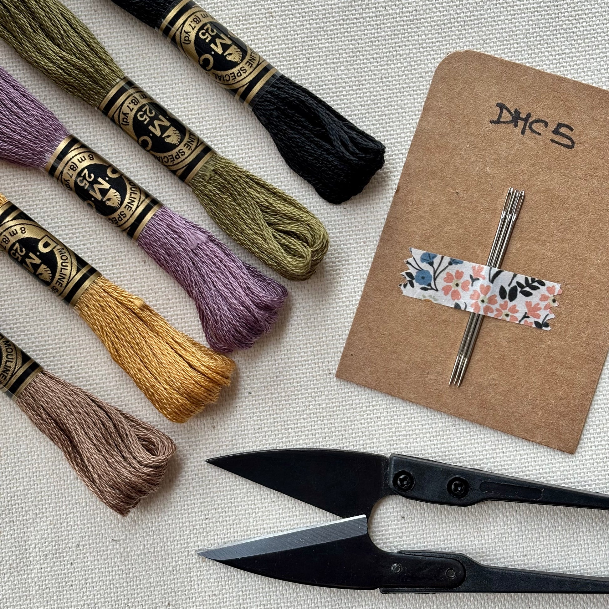 Lote con material para bordar con agujas de bordado DMC número 5, madejas de hilo para bordar DMC, tijeras corta hilos de costura y telas cortadas para bordar a mano