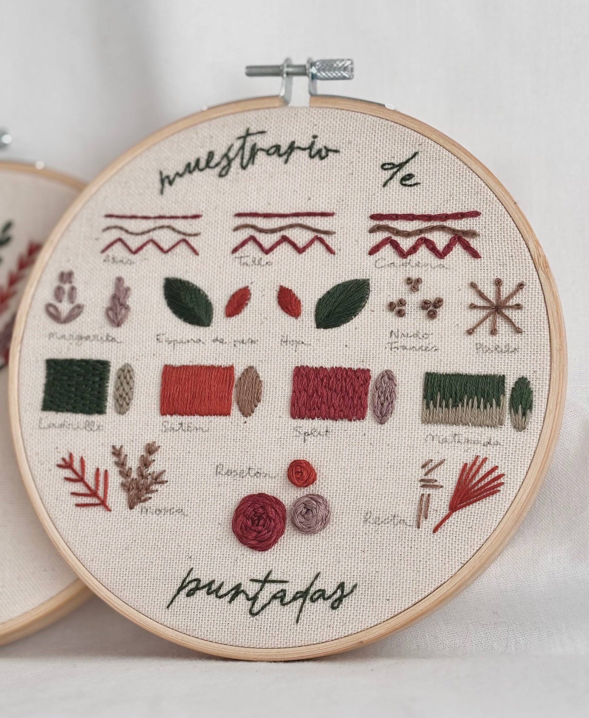 Muestrario de 15 puntadas de bordado a mano en bastidor incluido en kit de iniciación al bordado