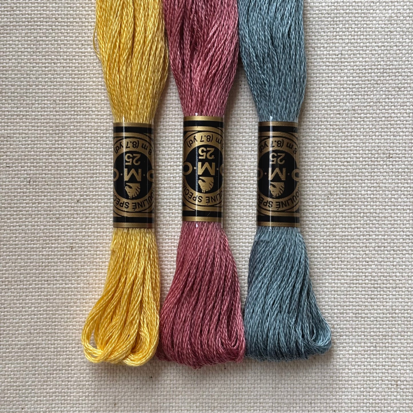 Colección de hilos de bordado en tonos suaves inspirados en flores. Perfecta para kit de bordado DIY, bordado moderno y proyectos creativos con material de bordado en gama clara y armoniosa.