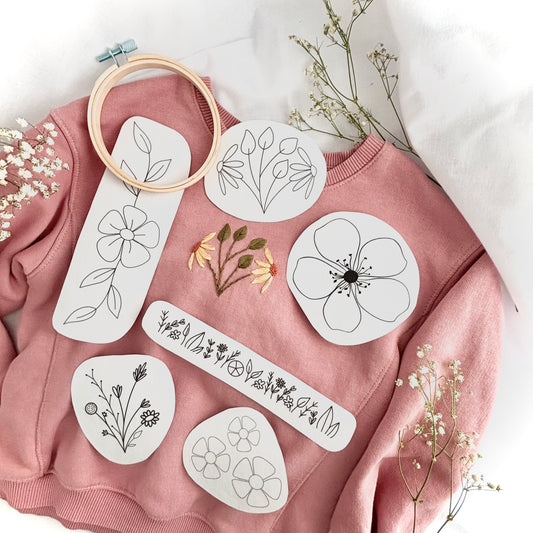 Disfruta de bordar a mano con estos diseños de flores en adhesivos de bordado soluble para personalizar totes, estuches, accesorios y prendas de vestir