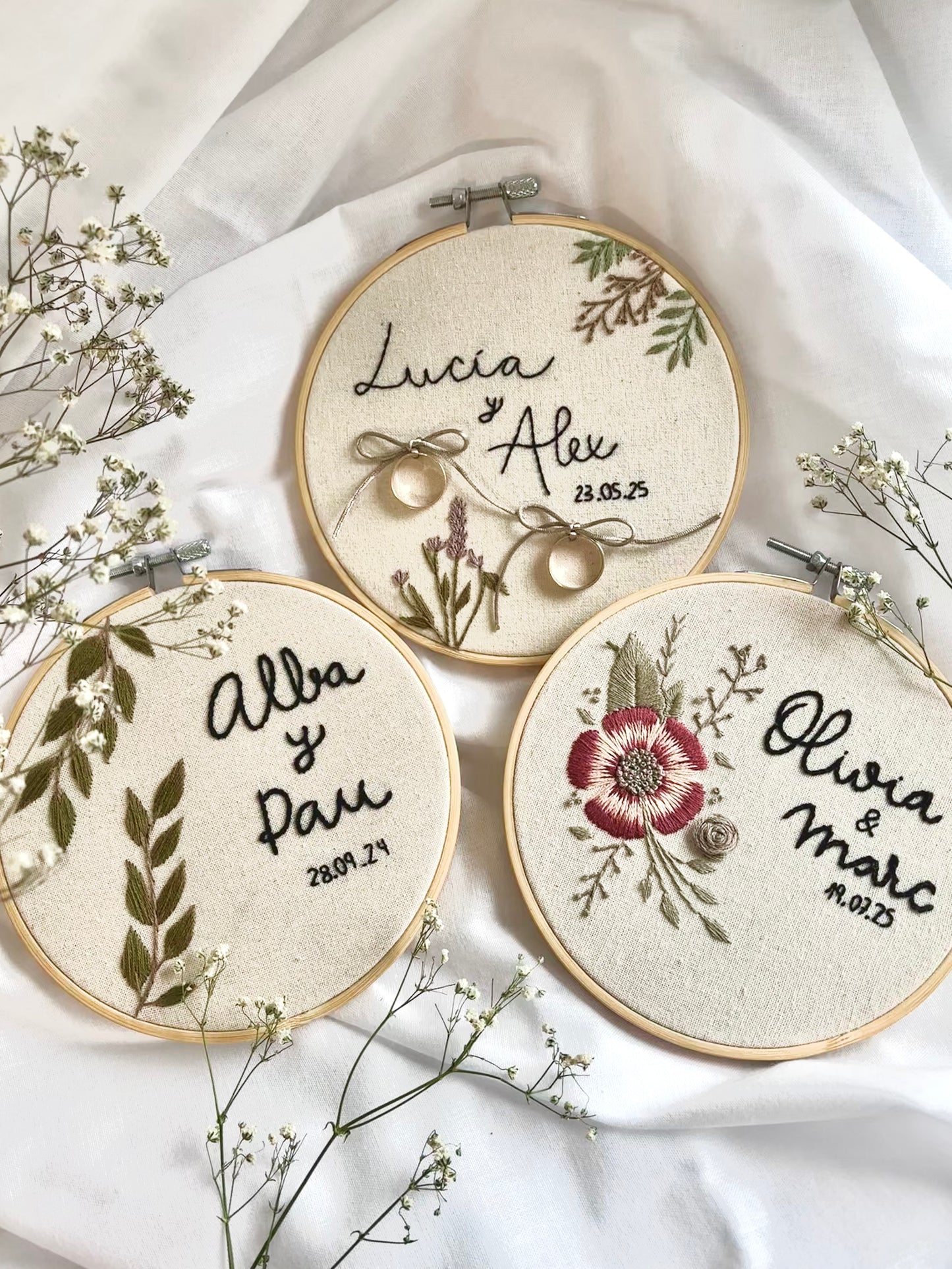 Porta alianzas artesanal en bastidor de madera, bordado floral a mano con hilo de algodón, diseño personalizado para boda romántica.