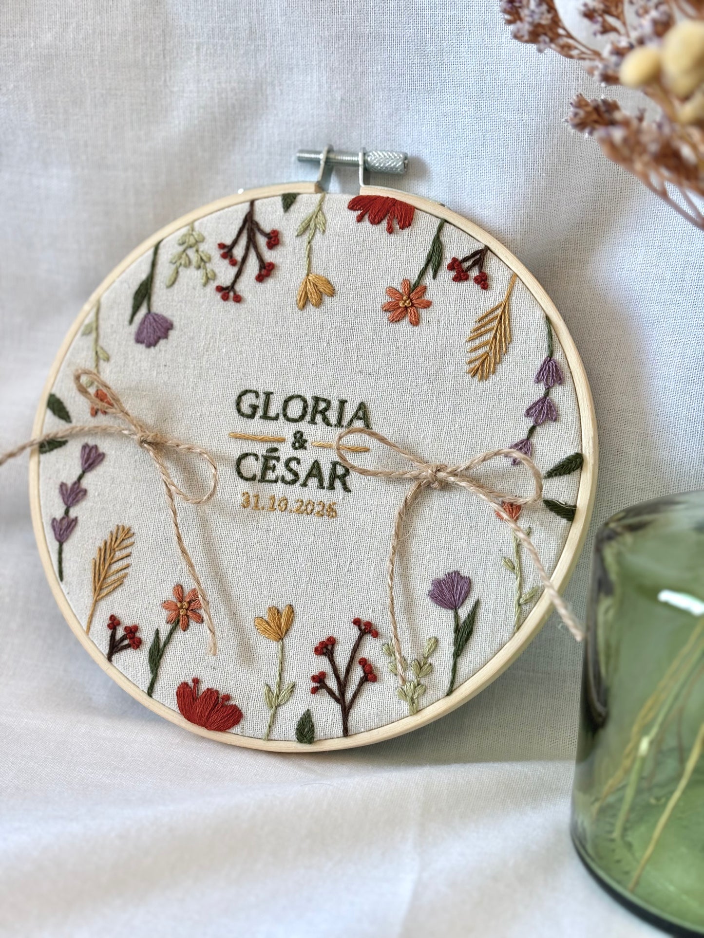 Soporte para alianzas de boda bordado a mano con diseño de flores de otoño. 