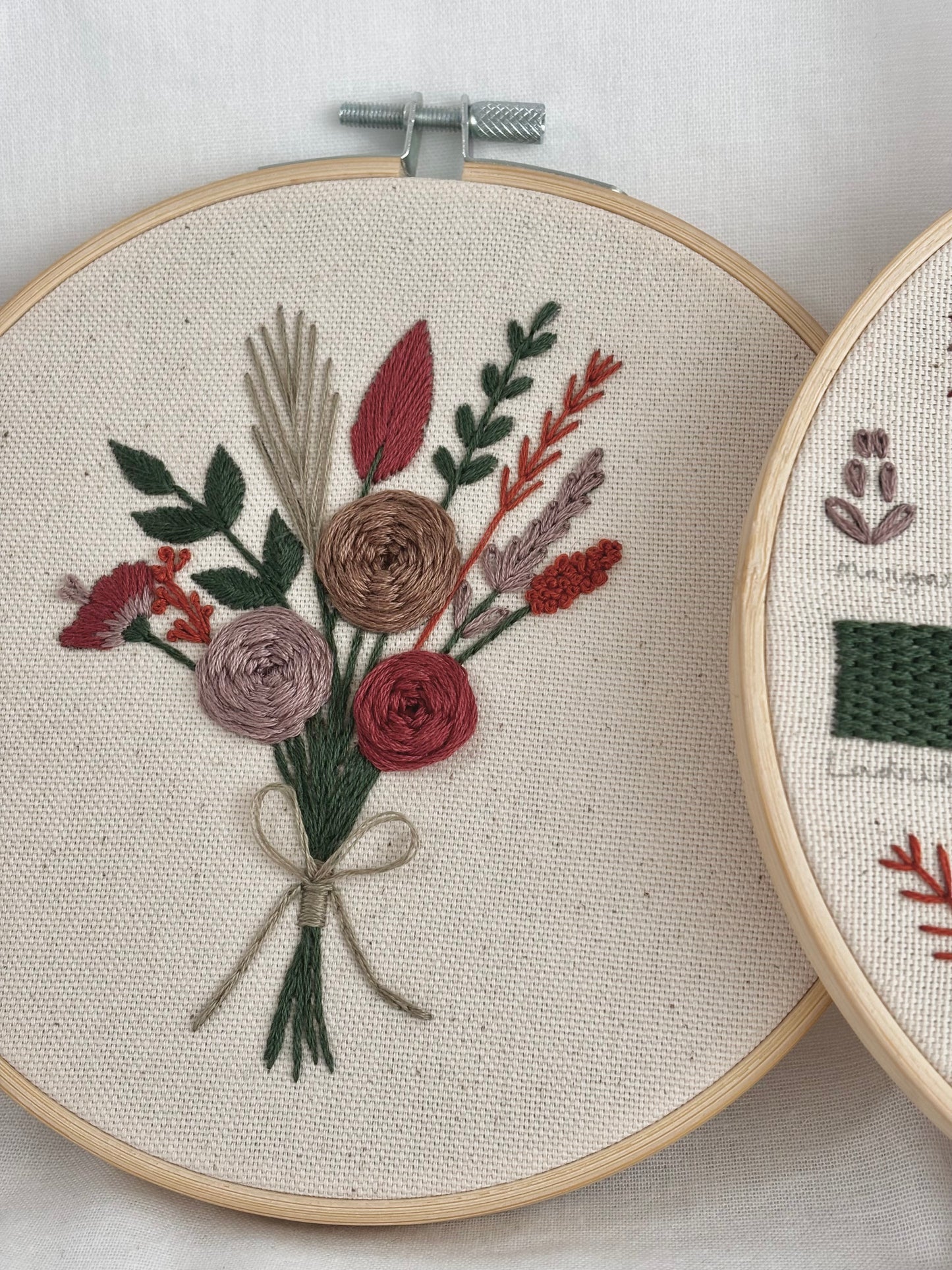 Ramo de flores bordado a mano en bastidor de bambú incluido en kit de bordado DIY para principiantes