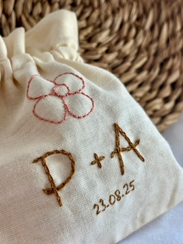 Saquito de arras personalizado con motivos florales e iniciales bordado a mano. 