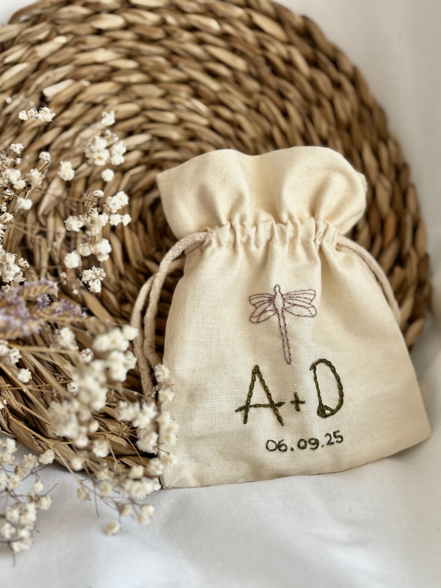 Saquito de arras personalizado con iniciales bordadas a mano y libelula. Hecho a mano en España.