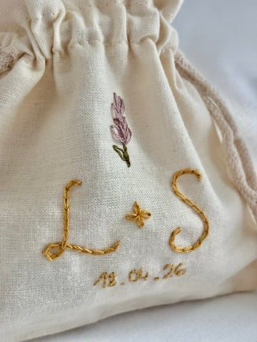 Saco para las arras con iniciales y lavanda bordado a mano. Hecho a mano en España.