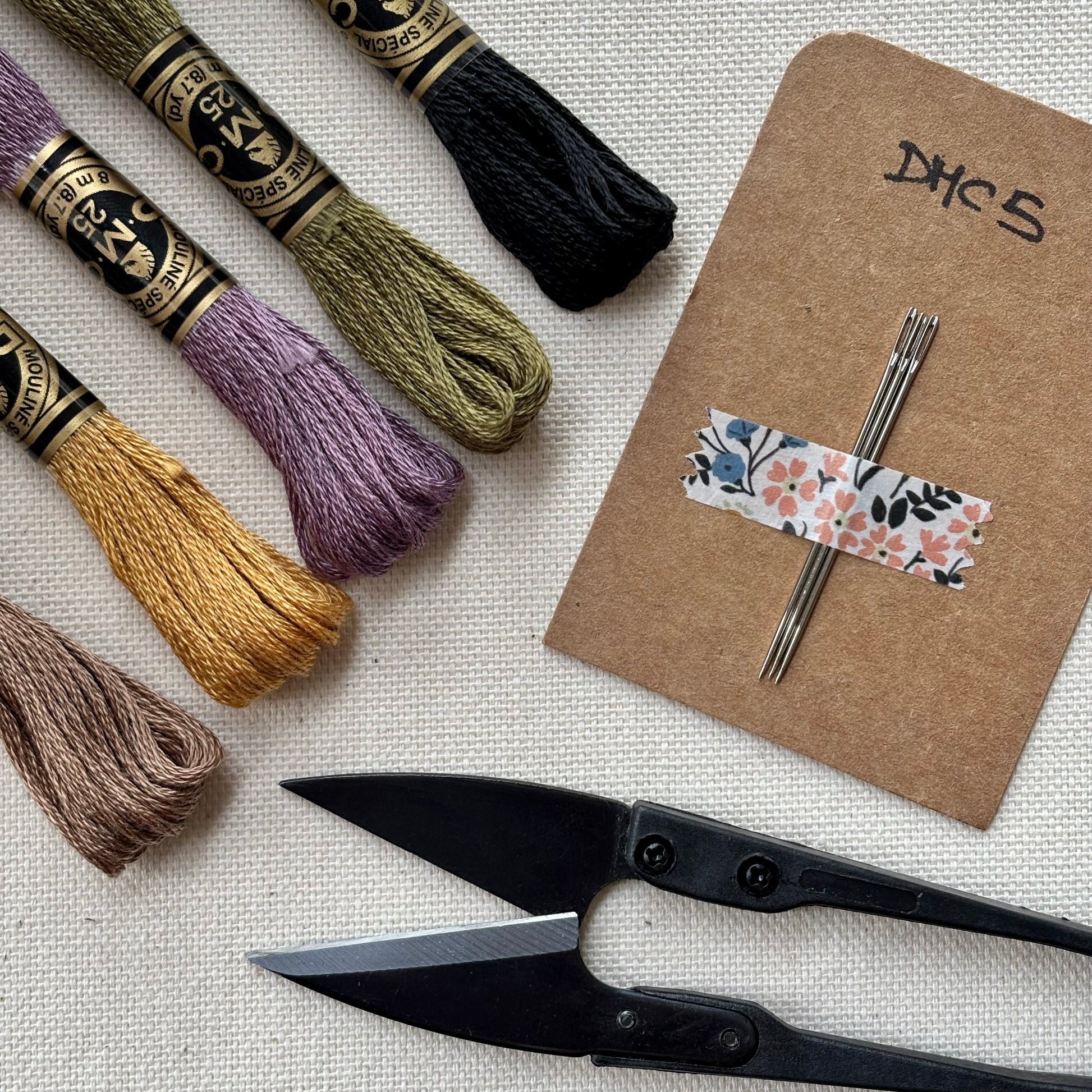 Lote de materiales de bordado a mano que incluyen madejas de hilo de algodón para bordar, tijeras de bordado, agujas número 5 DMC, tela preparada para bordar