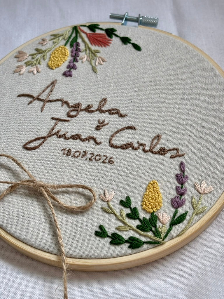 Porta alianzas con flores silvestres bordadas a mano, ideal para bodas al aire libre