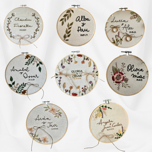 Porta alianzas personalizado bordado a mano con gran variedad de diseños a escoger. Bordados en tela de algodón natural de alta calidad y con hilos DMC. Entre los diseños se incluyen flores silvestres, lavanda, hojas de otoño, flor de almendro... Es ideal para bodas rústicas, bodas boho y bodas románticas.

Úsalo para levar los anillos de boda y como decoración de ceremonia nupcial.
