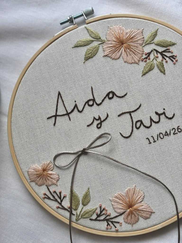 Porta alianzas bordado a mano con diseño de flor de almendro