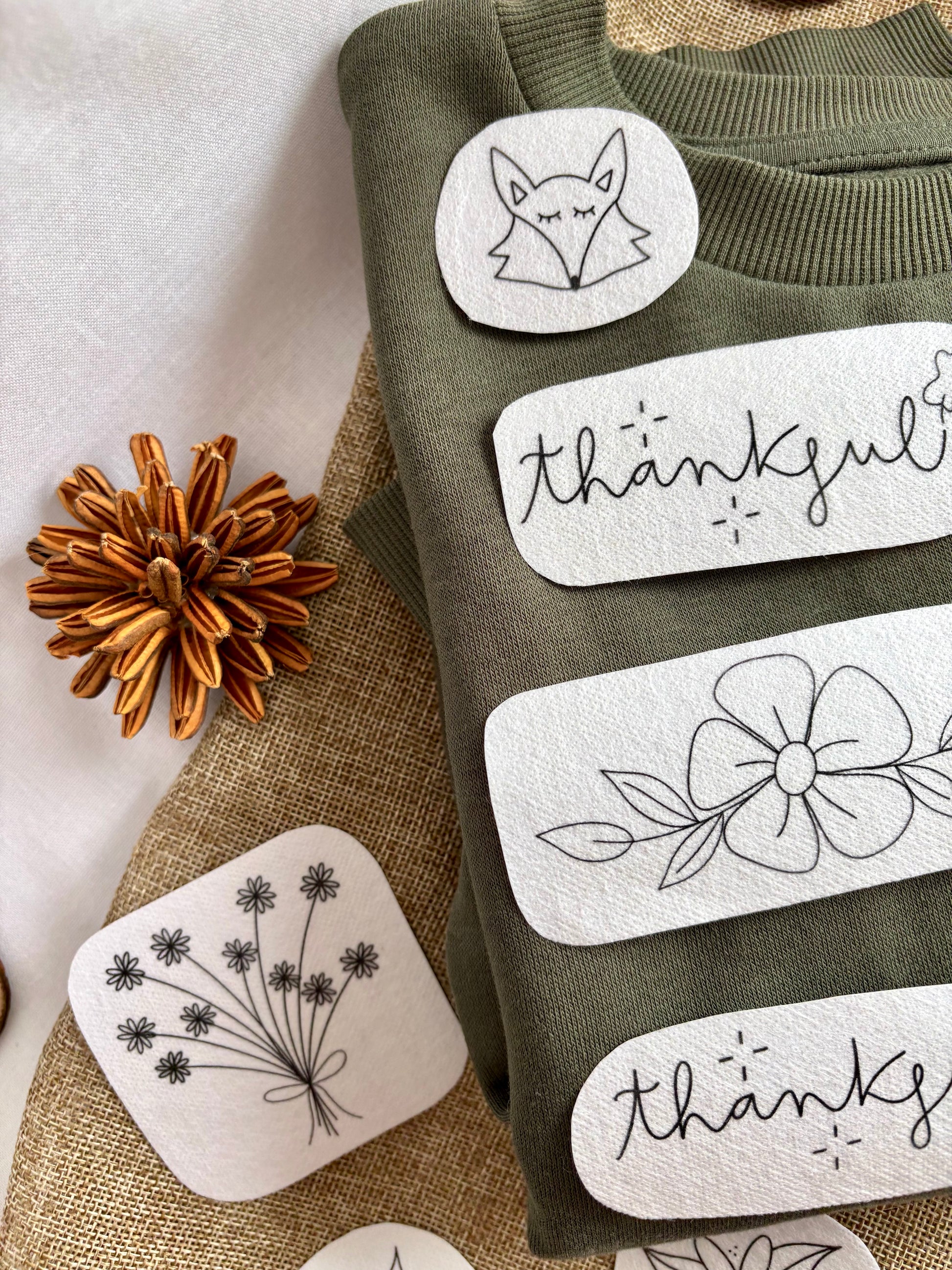 adhesivos soluble de bordado a mano con diseños de flores, zorrito y la palabra thankful