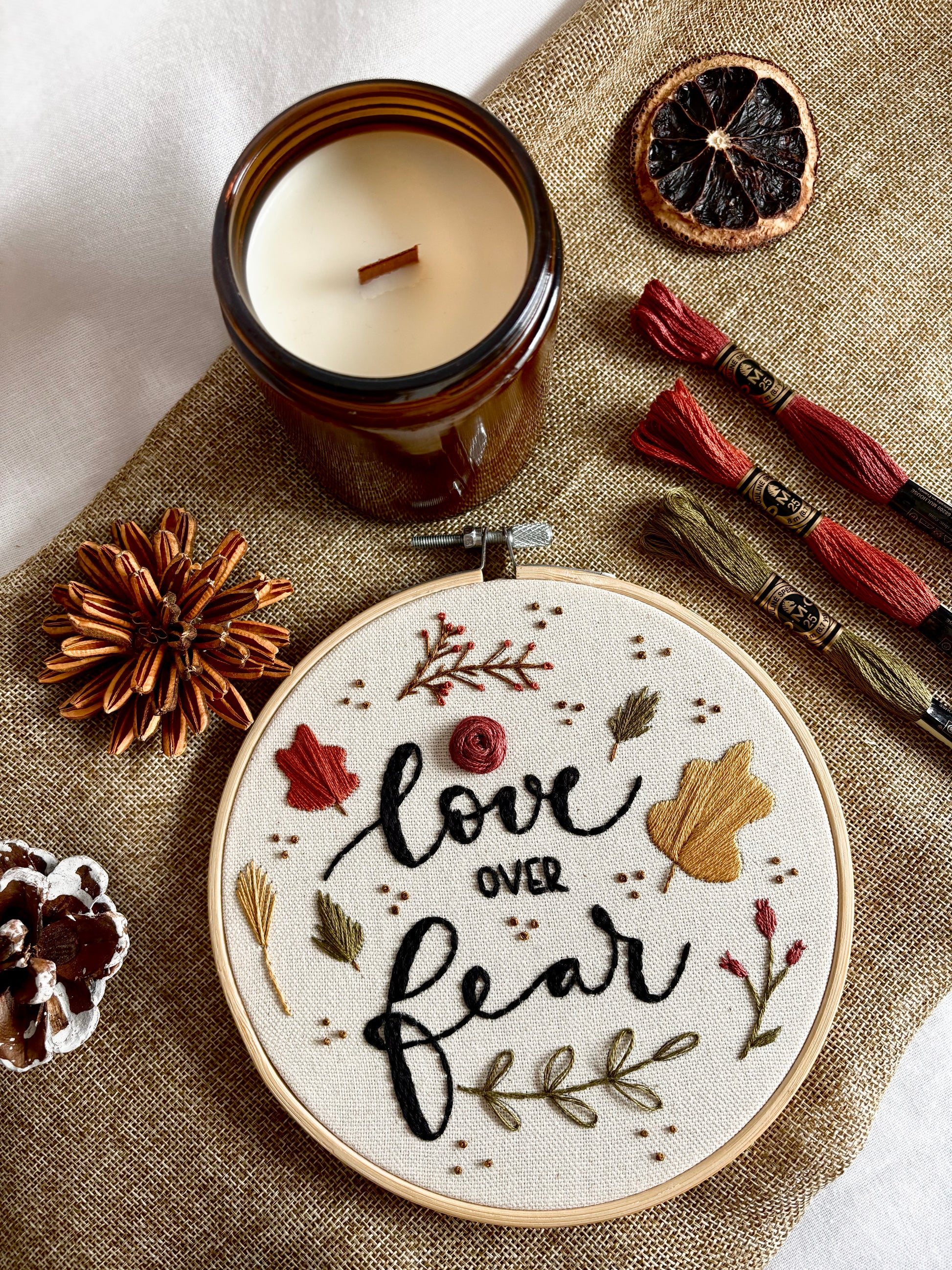 Kit de bordado a mano para principiantes con diseño floral y frase bordada “love over fear”, aro de madera, hilos de algodón y estilo otoño artesanal.
