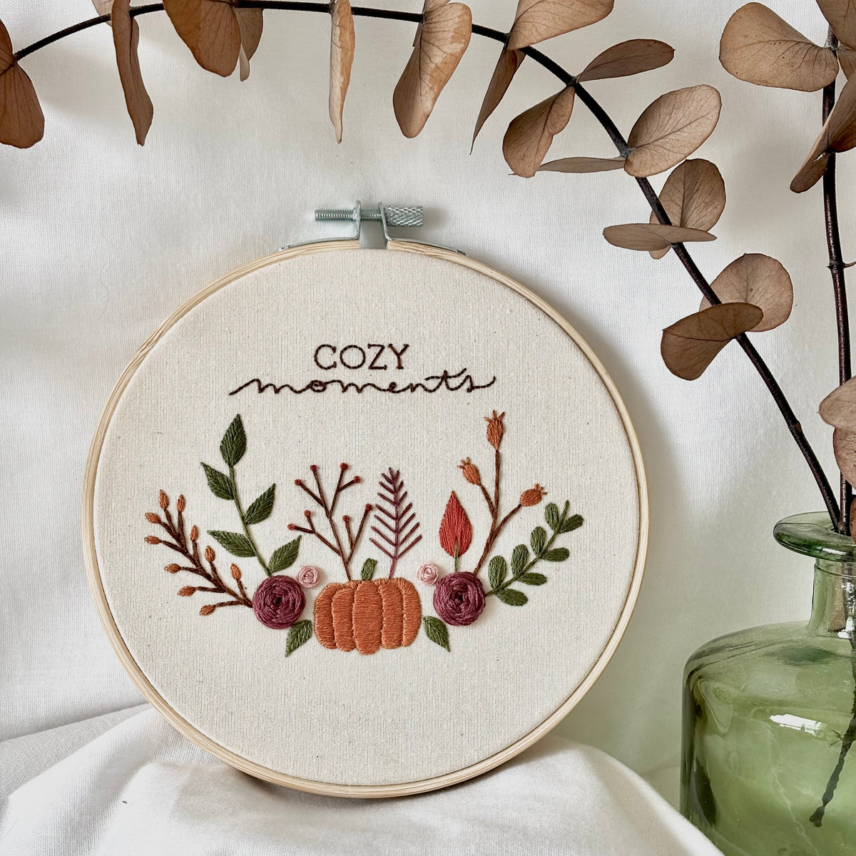 Disfruta de un momento de calma con este kit de bordado a mano con un diseño de otoño con tonos cálidos y elementos como calabaza, hojas, hojas secas, flores de otoño... Todo el material incluido: hilos de bordado, bastidor de bambú, aguja de bordado e ilustración otoñal
