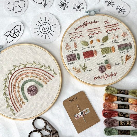 una caja de manualidades con todo el material de bordado que necesitas para dos bastidores de 15cm. Aprende cómo bordar con este kit de bordado DIY que incluye todo el material y 15 puntadas con videotutoriales. Además este diseño de bordado incluye un pack de adhesivos de bordado soluble al agua para bordar todo tipo de telas.