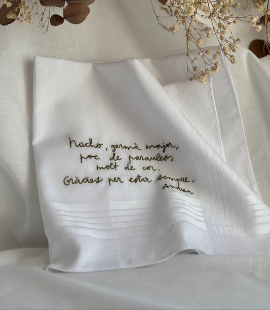 Elegante pañuelo bordado a mano con frase personalizada para regalar al padre de la novia, al novio o al padrino.