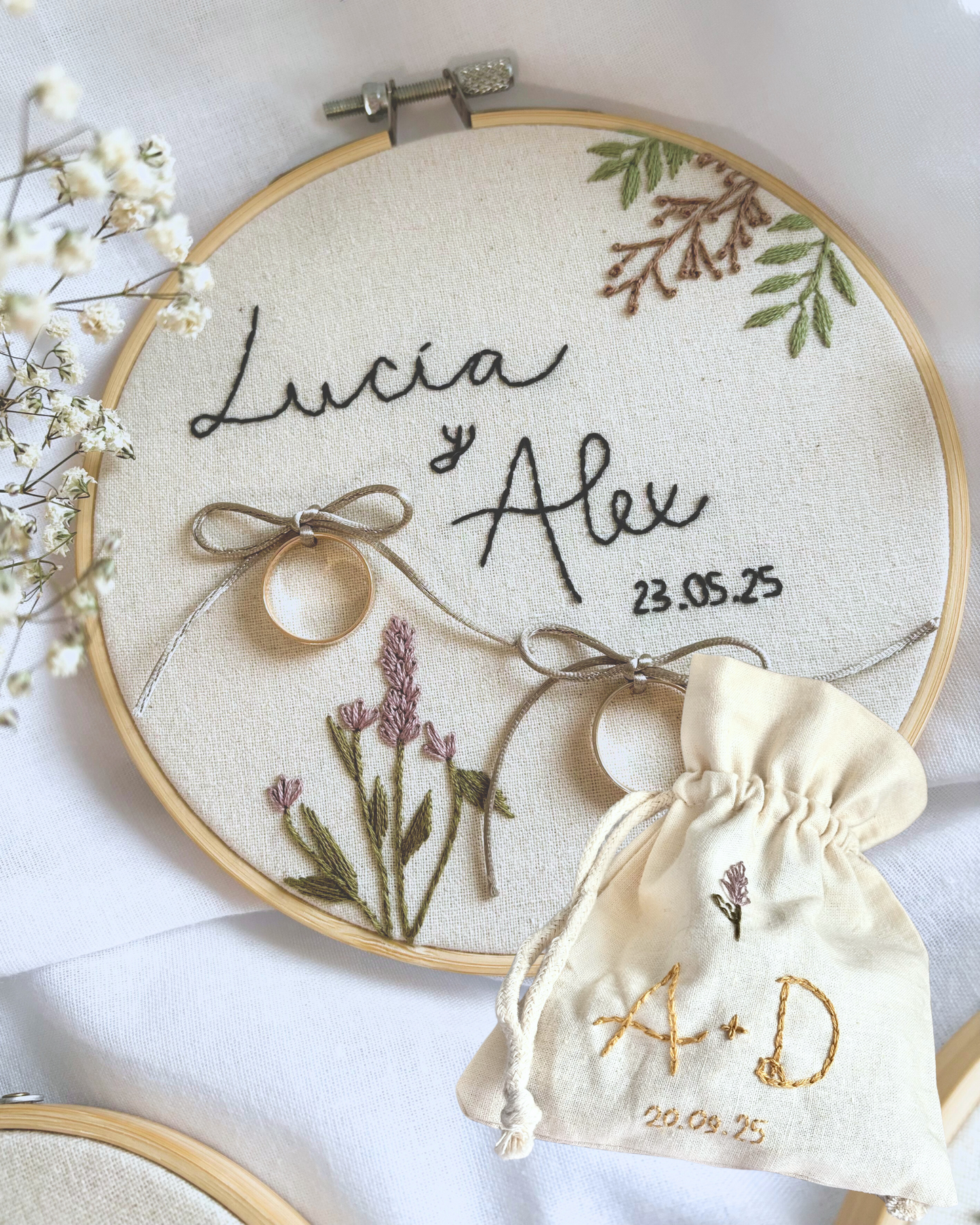 Pack de boda con porta alianzas y saquito de arras bordados a mano, diseño floral estilo boho y rústico, ideal para ceremonias personalizadas y bodas al aire libre.