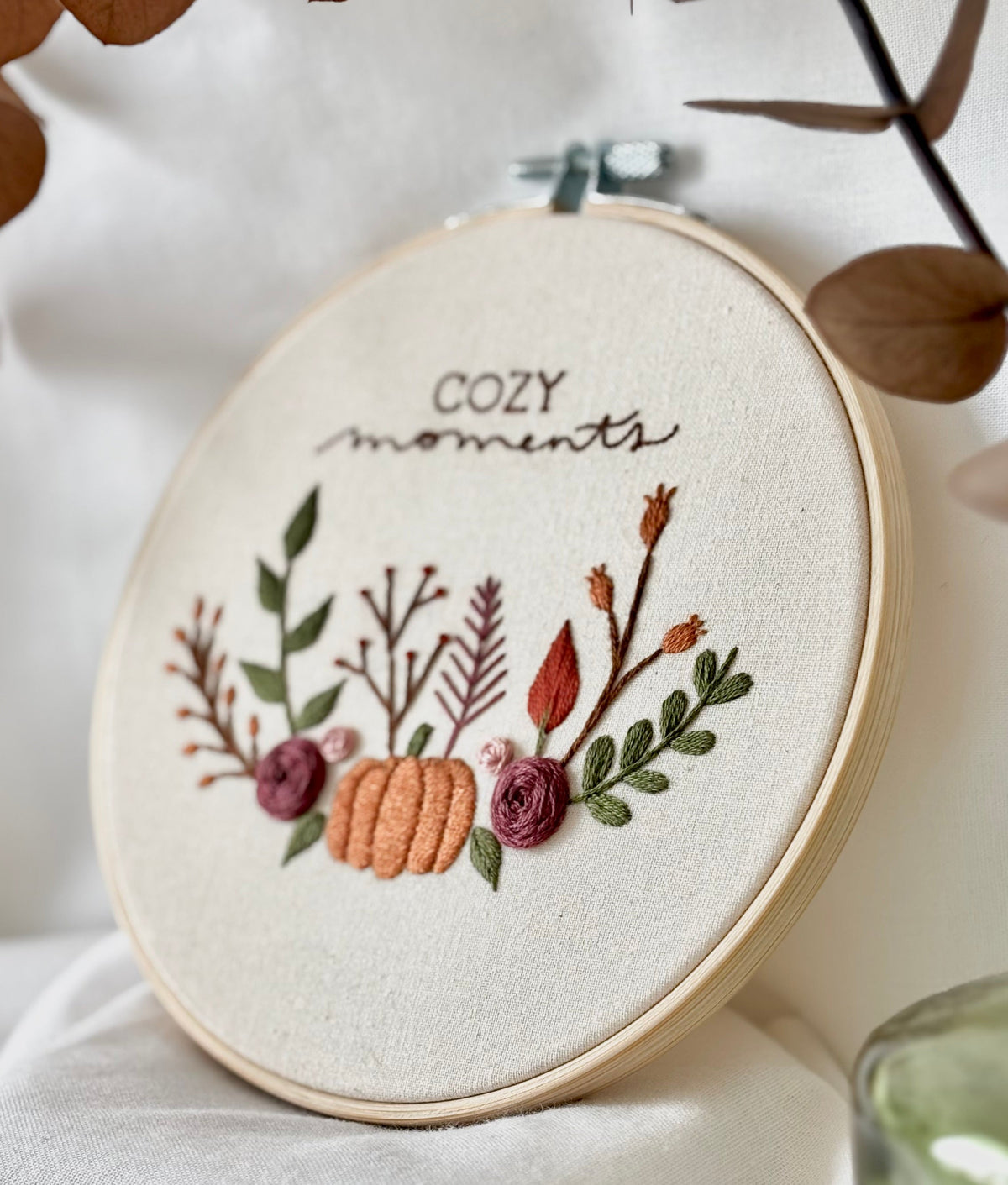 ilustración de otoño impresa en tela de bordado con hojas de otoño, calabazas, flores de otoños, hojas secas y otros elementos de otoño para bordar a mano.

Kit de bordado a mano con todo el material incluido